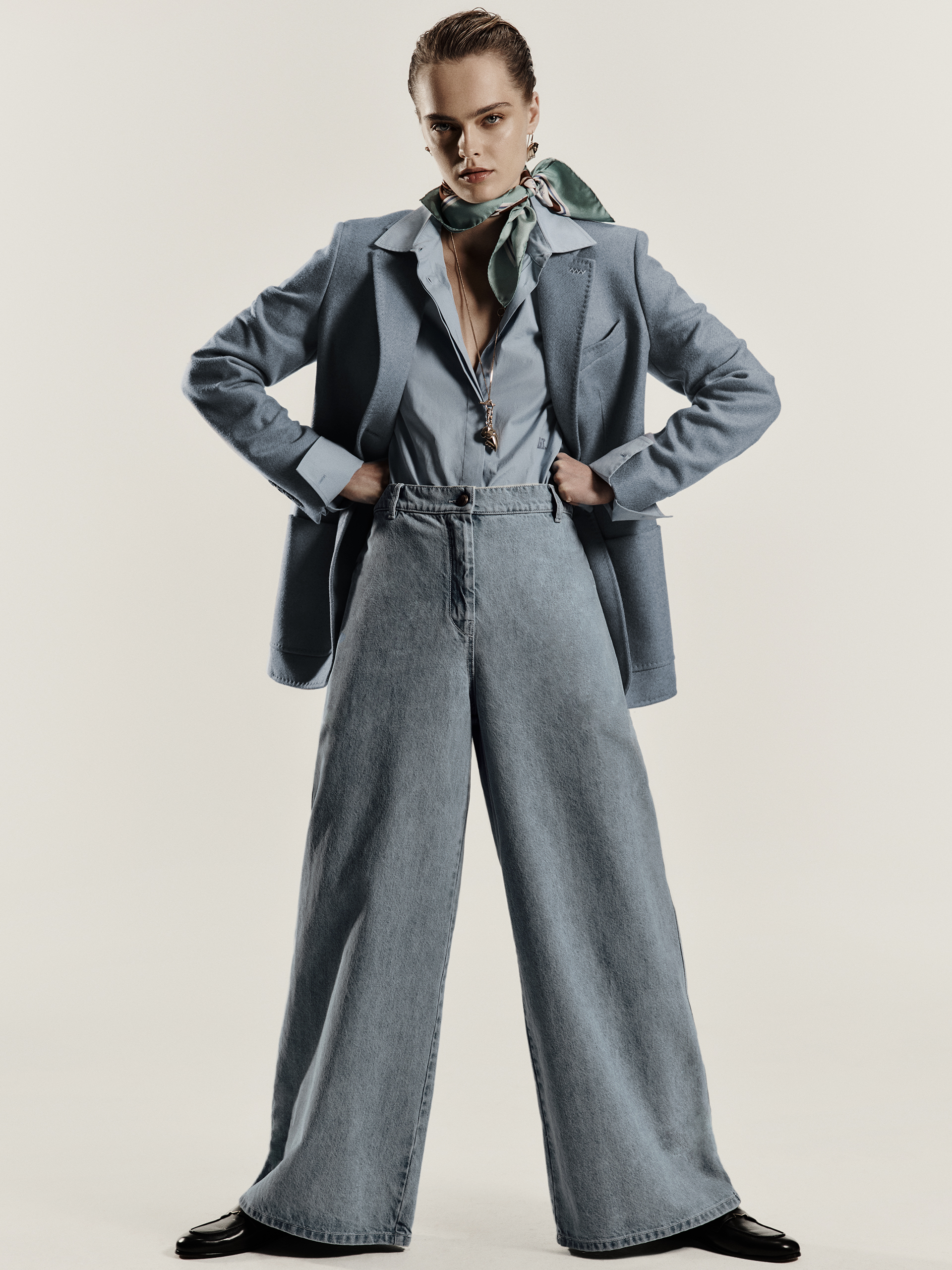 Model in light blue complete look with Max Mara Sartoriale single-breasted blazer in alpaca, cashmere and camel, and high-waisted trousers.